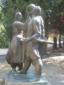 Hektor Dule, Në Udhët e Luftës, bronze version in Tirana's Great Park